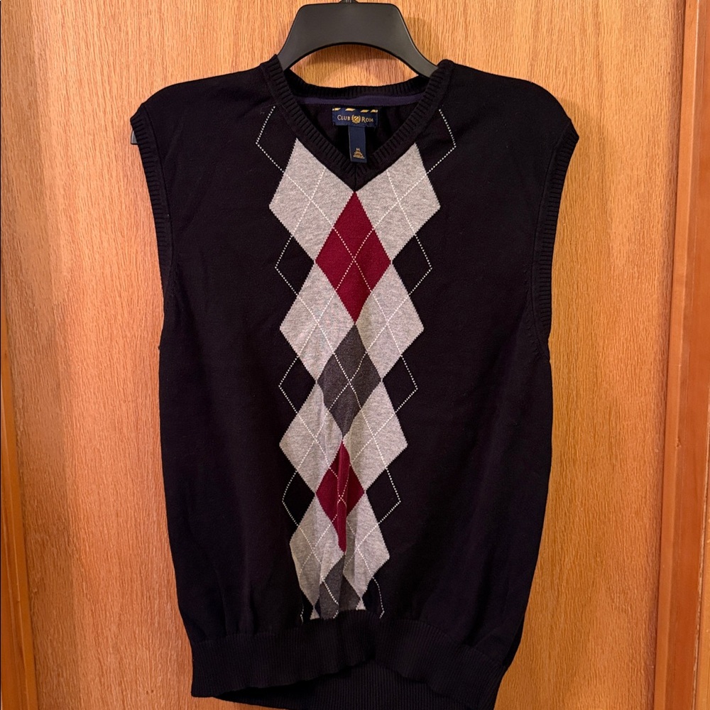 Club Room Men's V-Neck Sweater Vest in Black and Argyle Pattern